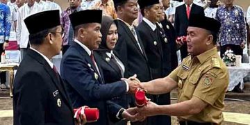 Penyerahan SK Perpanjangan Jabatan Pj Bupati Mura