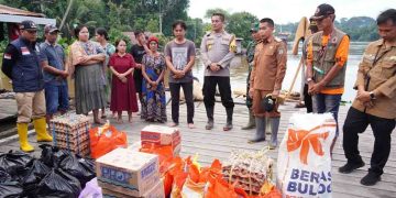 Ringankan Beban Masyarakat, Pemkab Mura Serahkan Bantuan Bagi Korban Banjir