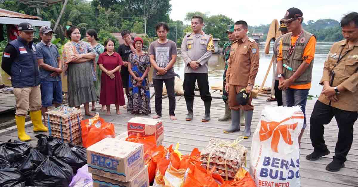Ringankan Beban Masyarakat, Pemkab Mura Serahkan Bantuan Bagi Korban Banjir
