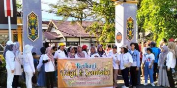 Jelang Idul Fitri, Ikiawan-DWP Setwan Kapuas Berbagi Takjil dan Sembako