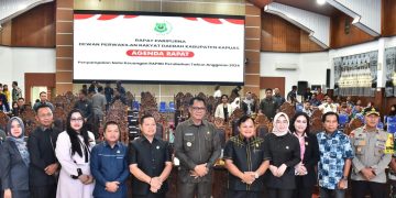 Pemkab Kapuas Serahkan RAPBD Perubahan ke DPRD