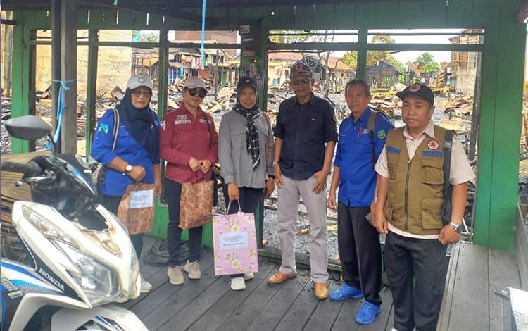 Dinas P3APPKB Kapuas dan Forum Puspa saat salurkan bantuan untuk warga terdampak musibah kebakaran di Desa Pulau Mambulau, kecamatan Bataguh.