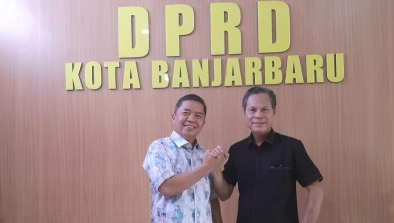 Ketua Komisi IV DPRD Kabupaten Kapuas, Syarkawi H Sibu, bersama anggotanya Abdurahman Amur, melakukan foto bersama usai Kunker ke DPRD Kota Banjarbaru, Kamis (11/7/2024).