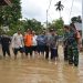 Pj Bupati Kapuas Tinjau dan Serahkan Bantuan Banjir di Tumbang Randang