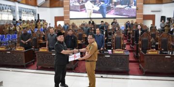 Pj Bupati Kapuas Hadiri Paripurna Penyampaian 3 Buah Raperda