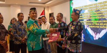 SK pengakuan dan Perlindungan MHA Pinang Kapuas Diserahkan