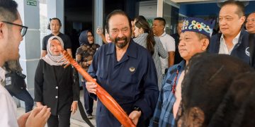 Warga Kobar Sambut Hangat Kedatangan H. Surya Paloh