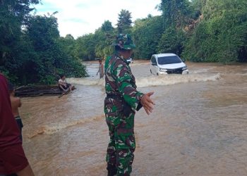 Banjir Setinggi Pinggang Tak Halangi Pendistribusian Logistik Pilkada di Kecamatan Rungan