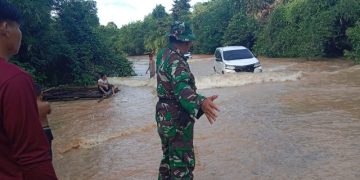 Banjir Setinggi Pinggang Tak Halangi Pendistribusian Logistik Pilkada di Kecamatan Rungan