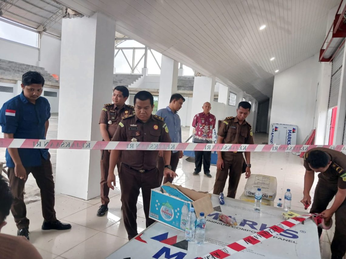 Kasi Pidsus Kejari Katingan, Hadiarto, SH MH (tengah depan) memimpin penyitaan terhadap barang bukti berupa sisa material pembangunan GOR Tahap IV (material onsite), Kamis (28/11/2024). Foto: kejari katingan