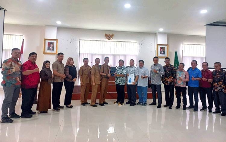 Ketua DPRD Kabupaten Kapuas, Ardiansah, menerima cendramata dari Plt. Sekretaris DPMD Provinsi Banten, Arif Priyadi, dalam kunker Pansus II DPRD setempat, kemarin. ist