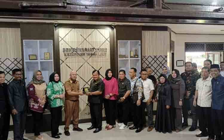 Jajaran DPRD Kabupaten Kapuas saat kunker ke DPRD Kabupaten Tanah Laut, Kalsel