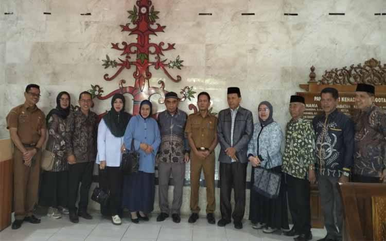 Kasubag TU dan Kepegawaian Sekretariat DPRD Kapuas, Achmad Norhan bersama jajaran Komisi I DPRD Hulu Sungai Utara, Selasa (23/4/2024)