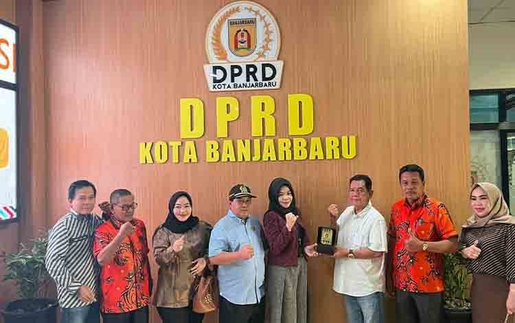 Anggpta DPRD Kapuas saat melakukan kunjungan kerja ke DPRD Kota Banjarbaru