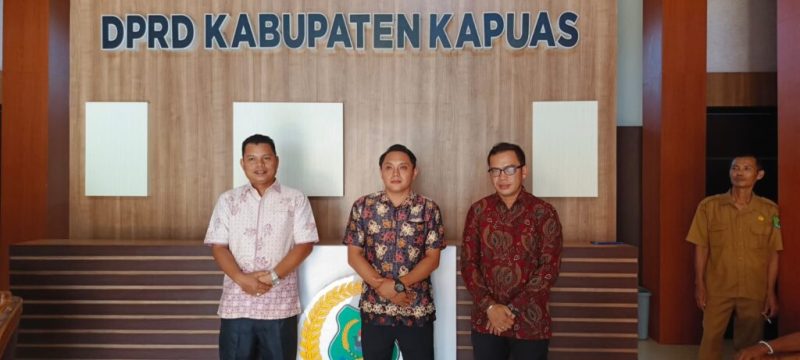 Anggota Pansus II DPRD Kabupaten Balangan, melakukan foto bersama dengan staf Setwan Kabupaten Kapuas, dalam kunjungan kerja di DPRD Kapuas, Selasa (14/5/2024) Foto : Ist