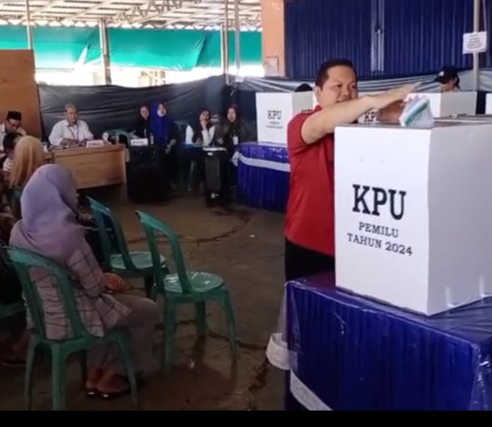 Wakil Ketua I DPRD Kabupaten Kapuas, Yohanes mencoblos di TPS 008, Kelurahan Selat Barat, Kecamatan Selat pada Rabu, (14/2/2024)