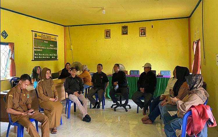 Pansus I DPRD Kapuas saat lakukan monitoring dalam daerah dalam rangka susun Raperda Bangunan Gedung.