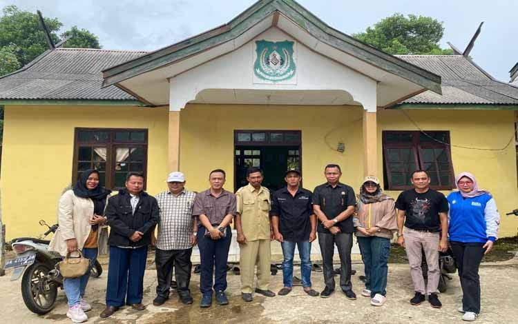 Pansus I DPRD Kabupaten Kapuas, melakukan foto bersama usai melakukan monitoring Raperda di beberapa desa daerah setempat