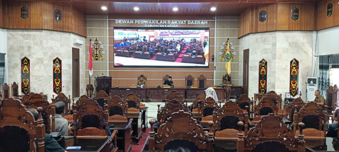 Suasana saat Rapat Paripurna ke-2 masa persidangan II, bertempat di ruang rapat paripurna DPRD Kapuas pada Selasa (19/3/2024)