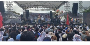 Stadion 29 Nopember Sampit Membludak, Kaesang Pangarep : Jangan lupa coblos nomor 3