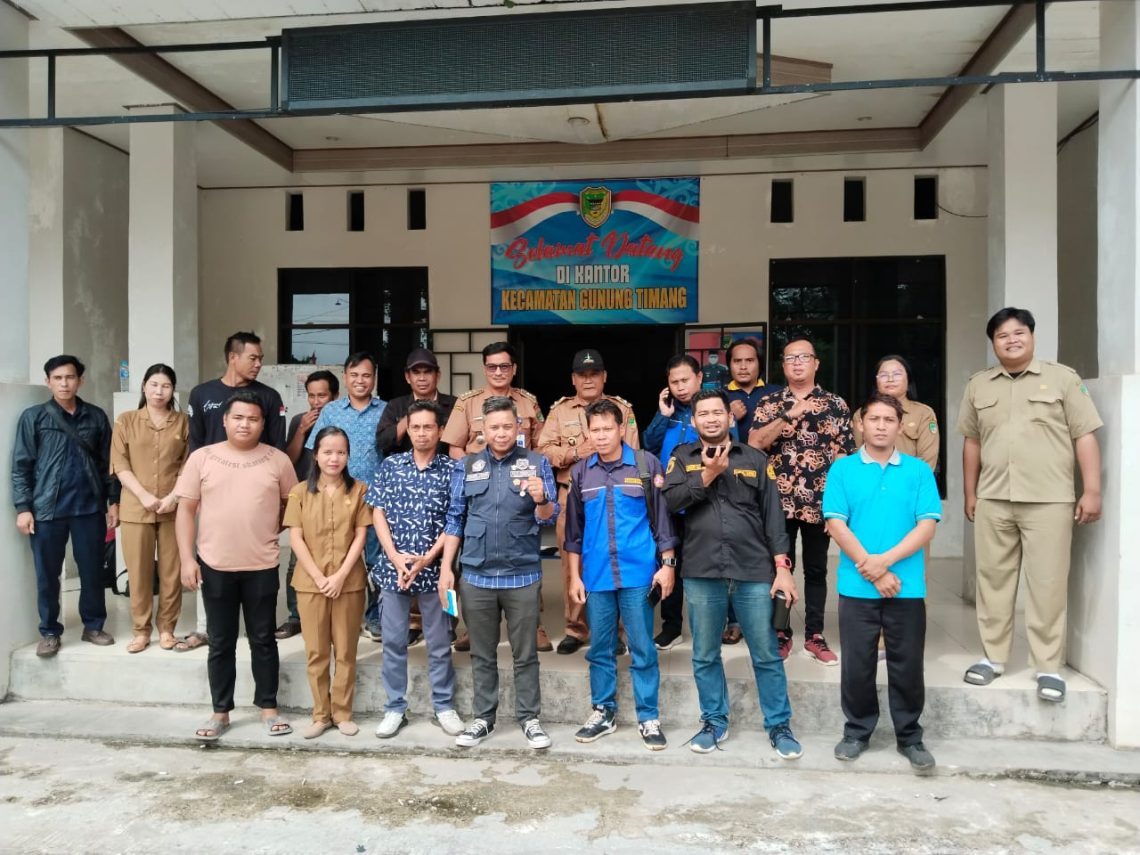 Peserta Temu Karya Karang Taruna kabupaten Barito Utara foto bersama