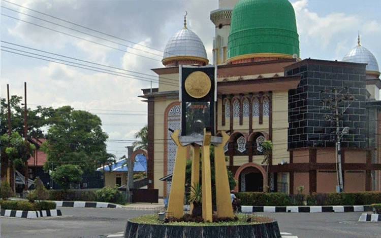 Tugu Piala Adipura tahun 2017 yang diraih Kabupaten Kapuas