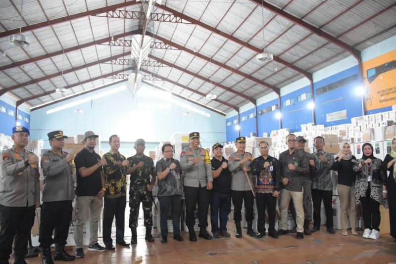 Wakil Ketua I DPRD Kapuas, Yohanes ikut menyambut kunjungan Wakapolda Kalteng dalam rangka pengecekan gudang logistik di Kapuas