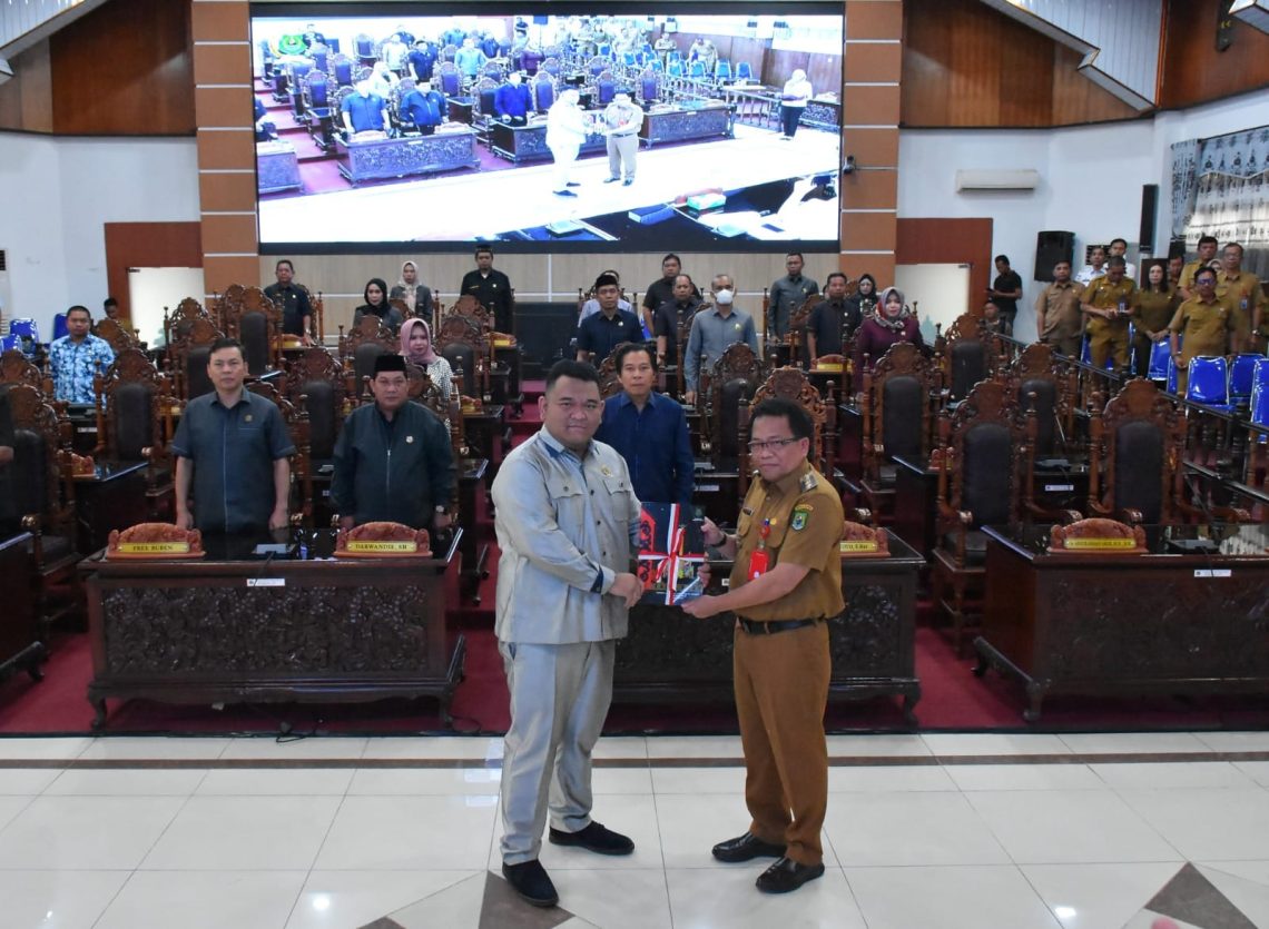 Wakil Ketua II DPRD kabupaten Kapuas, Evan Rahman Saputra, menerima LKPj Bupati Kapuas 2023 dari Pj Bupati Kapuas, Erlin Hardi, pada rapat paripurna, Senin (25/3/2024).