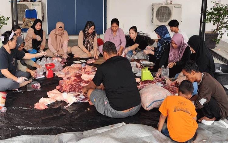 Suasana pemotongan daging hewan qurban di Kantor DPRD Kabupaten Kapuas, Selasa (19/6/2024)