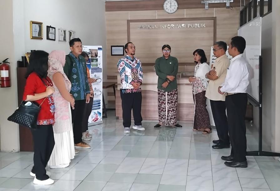 Agus Triantony S Sos, Ketua Komisi Informasi Provinsi Kalimantan Tengah 2024-2027 didampingi Komisioner Bidang ESA, Katriana M.Si, komisioner Bidang Kelembagaan, Anita Fransiska S.Pd.,M.Pd dan Biro Adpim Setda Pemprov Kalteng saat melakukan Studi Komparasi ke Kominfo DIY dan Komisi Informasi DIY di kantor Kominfo DIY, Yogyakarta, 12 Desember 2024.