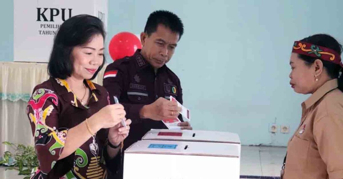 Pj Bupati Mura dan Istri Lakukan Pencoblosan di TPS 21