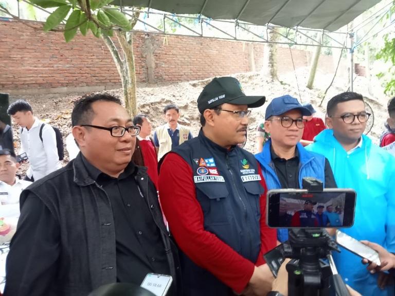 Menteri Sosial RI Drs. H. Saifullah Yusuf bersama Menteri Desa, Pembangunan Daerah Tertinggal, dan Transmigrasi Yandri Susanto, serta Ketua Umum Serikat Media Siber Indonesia (SMSI) Firdaus. Foto: ist