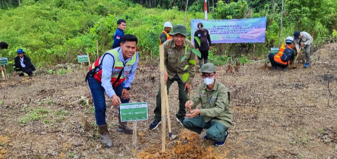 Jajaran PT Bharinto Ekatama melakukan penanaman pohon di Kabupaten Murung Raya, Provinsi Kalimantan Tengah dan Kabupaten Kutai Barat, Provinsi Kalimantan Timur. Foto: ist