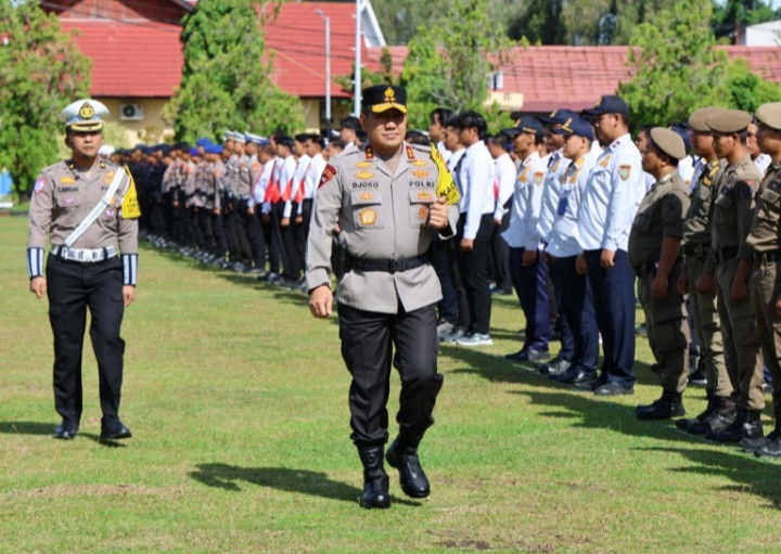 Kapolda Kalteng, Irjen Pol Djoko Poerwanto memimpin apel gelar pasukan Operasi Lilin Telabang 2024 pada Jumat 20 Desember 2024 di Lapangan Barigas, Mapolda setempat, Jumat (20/12/2024). Foto: bidhumas.