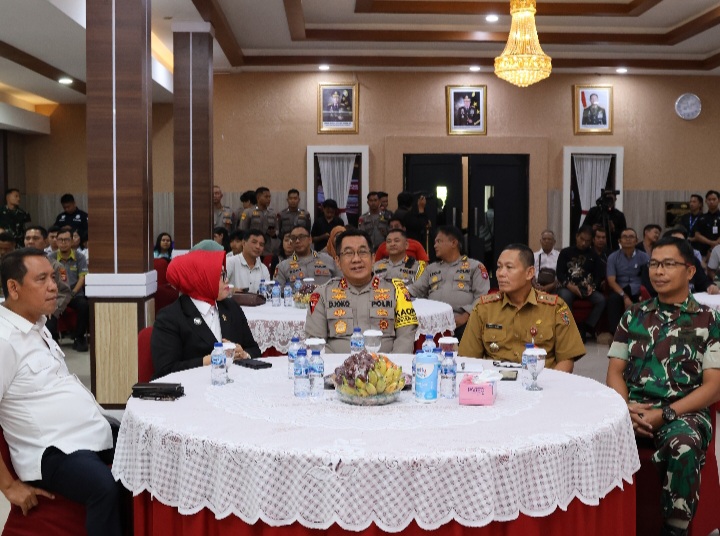 Kapolda Kalteng Irjen Pol. Drs. Djoko Poerwanto (tengah) bersama Forkopimda Kalteng mengikuti acara rilis akhir tahun di Aula Arya Dharma Mapolda setempat, Senin (30/12/2024) siang. Foto: bidhumas.