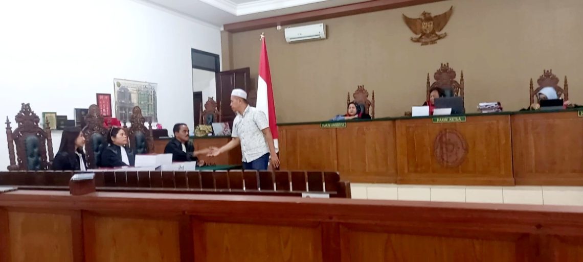 Terdakwa Ahyar menyalami para Penuntut Umum dalam sidang pembacaan surat tuntutan di Pengadilan Tipikor Palangka Raya, Selasa (3/12/2024). Foto: fernando rajagukguk