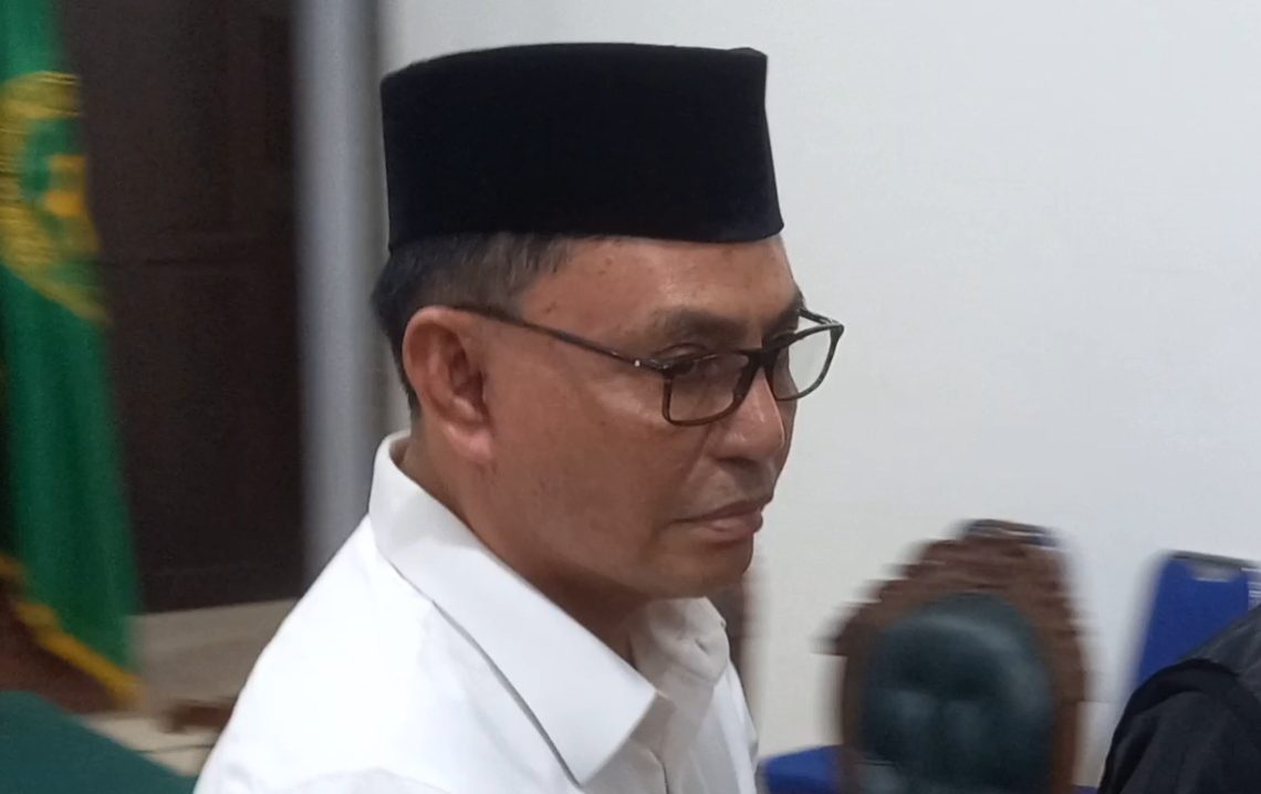 Ujang Iskandar seusai mendengarkan putusan Majelis Hakim Pengadilan Tipikor Palangka Raya yang menghukumnya dengan pidana 6 tahun penjara dan denda Rp50 juta subsidair 6 bulan, Kamis (2/1/2025). Foto: fernando rajagukguk.