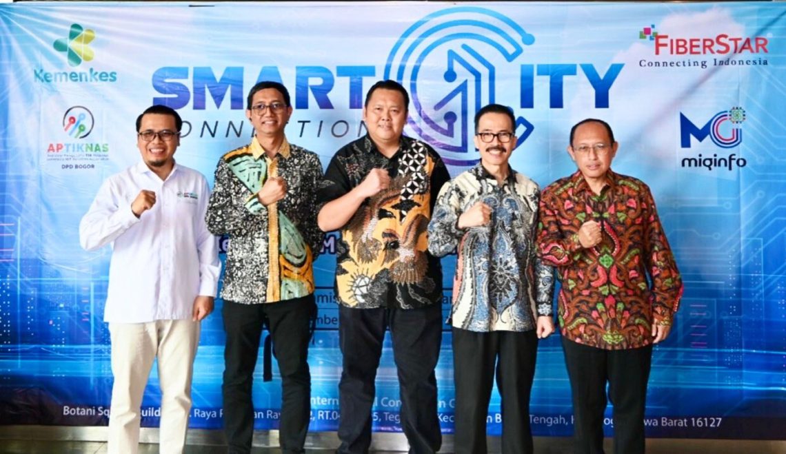 Kiri ke kanan: Azka Basil Danish Rahmat (Ketua APTIKNAS DPD Bogor), Setiaji, S.T, M.Si (Chief of Technology Transformation Office (TTO) Kementerian Kesehatan (Kemenkes) RI, Syaiful Rahmat (National Sales Division Head Fiberstar), Ir. Soegiharto Santoso, SH (Ketua Umum DPD APTIKNAS) dan Sapto Handoyo Jati (Government Account Director Fiberstar). Foto : Ist