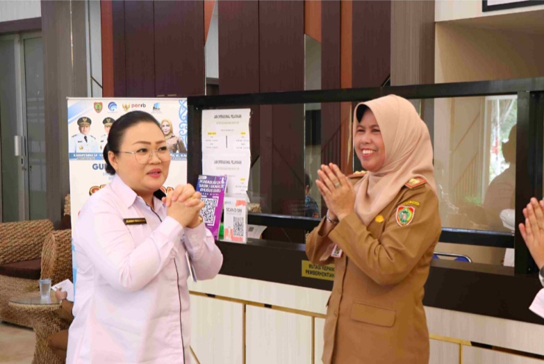 Kepala BKD Kalteng, Lisda Arriyana (kanan) menerima kunjungan Kepala Perwakilan BKKBN Kalteng, Jeanny Yola Winokan di Kantor BKD setempat, Senin (13/1/2025). Foto: ist