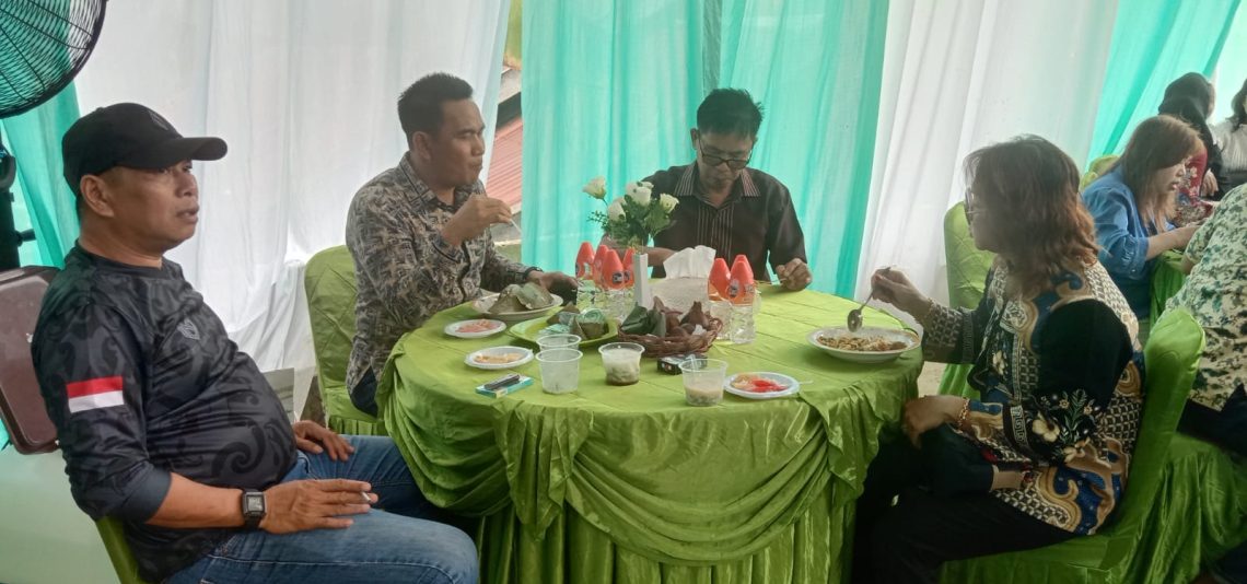 Anggota DPRD Barito Utara dari Partai PAN, Hasrat S.Ag dan Bina Husada menhgadiri acara syukuran Anggota dewan setempat, Senin (27/1/2025). Foto : SP