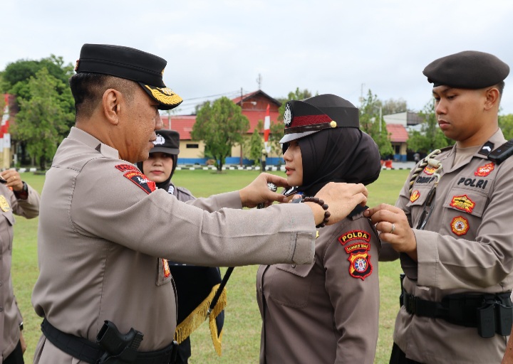 Kapolda Kalteng Irjen Pol Drs. Djoko Poerwanto menyematkan tanda pangkat baru kepada seorang Polwan, Selasa (31/12/2024). Foto: bidhumas.