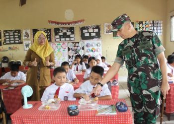Dandim Tinjau Makan Bergizi Gratis di SDN 9 Palangka Raya