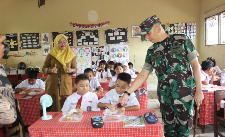 Dandim 1016/Plk Kolonel Arh Jimmy Hutapea, SE, MIPol, Tinjau Makan Bergizi Gratis di SDN 9 Palangka Raya, Senin (13/01/25). Foto: ist