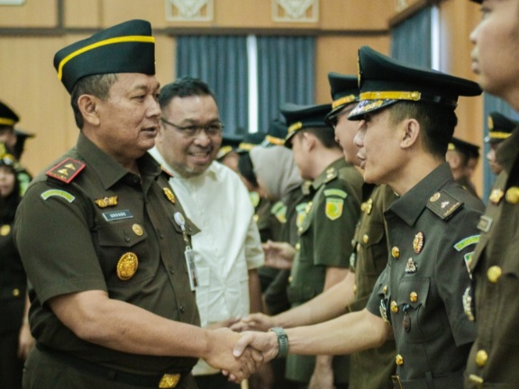 Kajati Kalteng, Dr. Undang Mugopal, S.H.,M.Hum menyalami satu persatu anggota Satgas P3H Program Swasembada Pangan yang baru dilantik di Aula Kejati setempat, Kamis (23/1/2025). Foto: Penkum