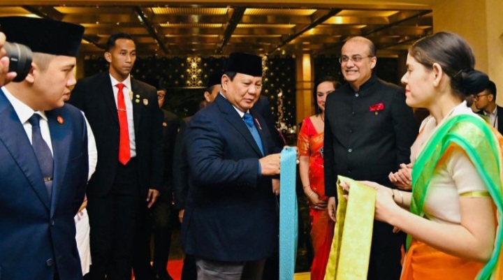 Kedatangan Presiden Republik Indonesia, Prabowo Subianto, di New Delhi, India, pada Kamis malam, 23 Januari 2025, disambut antusias oleh para mahasiswa Indonesia di India. Foto: BPMI Setpres/Laily Rachev