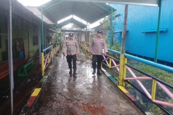 Personel Polsek Sabangau melaksanakan patroli jalan kaki di kawasan Objek Wisata Air Hitam, Kelurahan Kereng Bangkirai, Minggu (26/1/2025). Foto: Hms