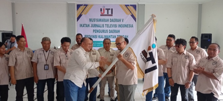 Samsudinnor (kanan) terpilih sebagai Ketua Pengda Ikatan Jurnalis Televisi Indonesia (IJTI) Kalteng Periode 2025-2028, Sabtu (25/1/2025). Foto: Ist