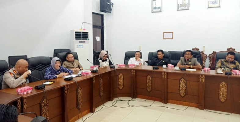 Ketua beserta Anggota Dewan Perwakilan Rakyat Daerah (DPRD) Kabupaten Barito Utara, menggelar kegiatan silaturahmi dengan Kapolres Barito Utara, Ajun Komisaris Besar polisi (AKBP) Singgih Febiyanto, SH. SIK dan jajaran Perwira Polres Barito Utara, di ruang rapat Dewan, pada Senin, 13 Januari 2025. Foto : SP