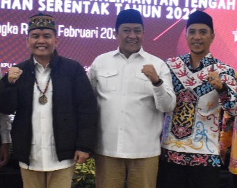 H.Agustiar Sabran dan H.Edy Pratowo (Gubernur dan Wakil Gubernur Kalteng terpilih 2025-2030) saat bersama Ketua KI Kalteng, Agus Triantony dalam acara bersama KPU Kalteng beberapa waktu lalu di Swissbell hotel Palangka Raya