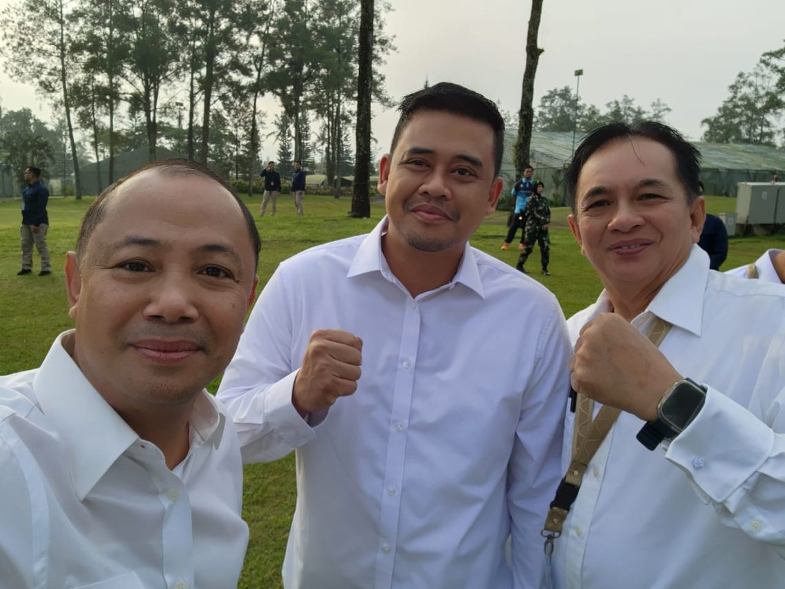 FOTO BERSAMA - H. Eddy Raya Samsuri, Bupati Kabupaten Barsel 2025-2030 saat bersama Boby Nasution dan kepala daerah lainnya menjelang Apel Pagi hari ketiga di Akmil Magelang, Minggu (23/2/2025). Foto : Ist